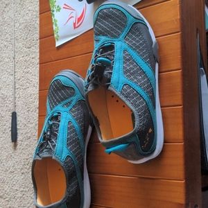 Women's 9 olukai shoes